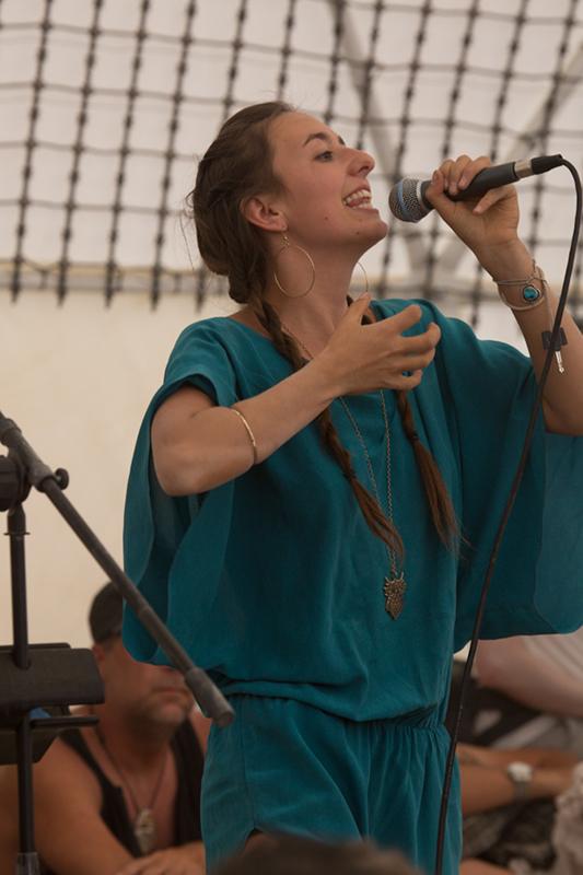 %_tempFileNameAnya%20sings%20to%20audience%2011%
